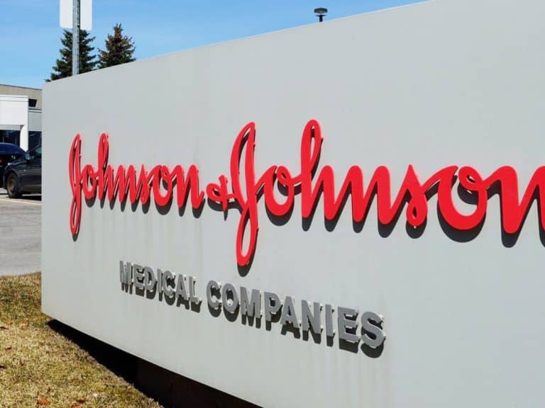 Dopo i cioccolatini svizzeri Moretti, ora anche la crema sbiancante di Johnson & Johnson è considerata razzista e l'azienda ha deciso di ritirarla dal mercato.