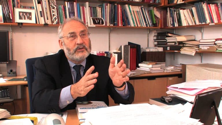 Il premier Alexis Tsipras è ottimista su un accordo tra la Grecia e i creditori pubblici. Ma per l'economista Joseph Stiglitz, l'uscita dall'euro è molto probabile.