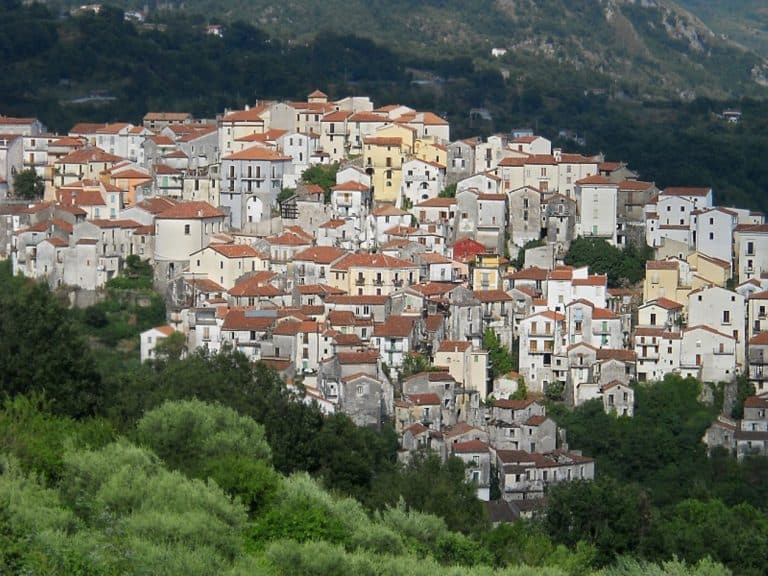 Esenzione tasse comunali per dieci anni e terme gratis: ecco dove. I piccoli paesi del Sud Italia in cerca di pensionati.