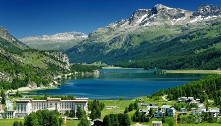 Vivere e lavorare in Svizzera: chiarimenti su come trovare un impiego, documenti necessari e modi per diventare cittadino svizzero.