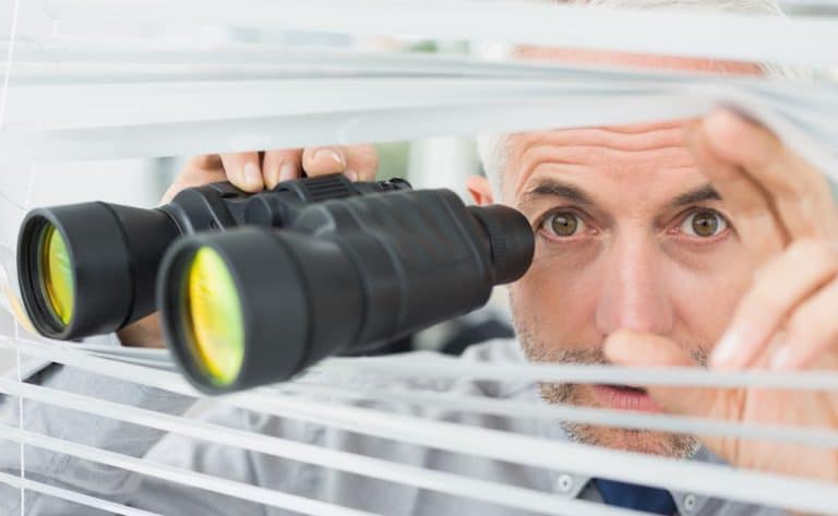 Il lavoratore a casa in malattia può essere controllato dal datore senza medico Inps anche al di fuori delle fasce orarie di reperibilità?