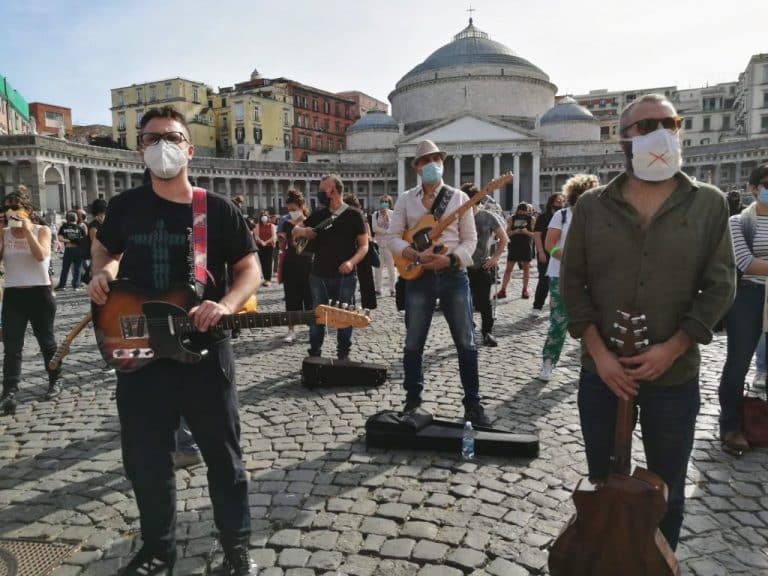 Stipendi a rischio con l'eventuale risalita dei prezzi, propugnata da governi e banche centrali. Farebbe male proprio a coloro che più soffriranno le conseguenze del Covid.