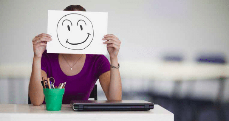 Lavorare al massimo 34 ore a settimana con orari flessibili per poter evitare stress e vivere felici, lo riporta un recente studio.