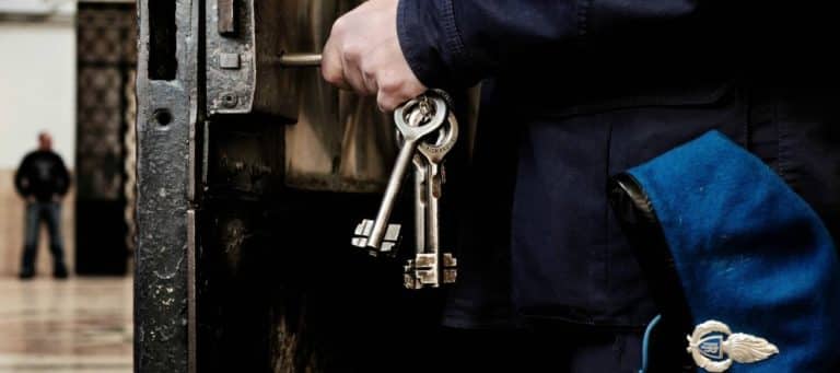 Mille euro ai detenuti che prestano lavoro in carcere: polemiche sullo stipendio che supera quello degli agenti di polizia penitenziaria. Bufala o verità?