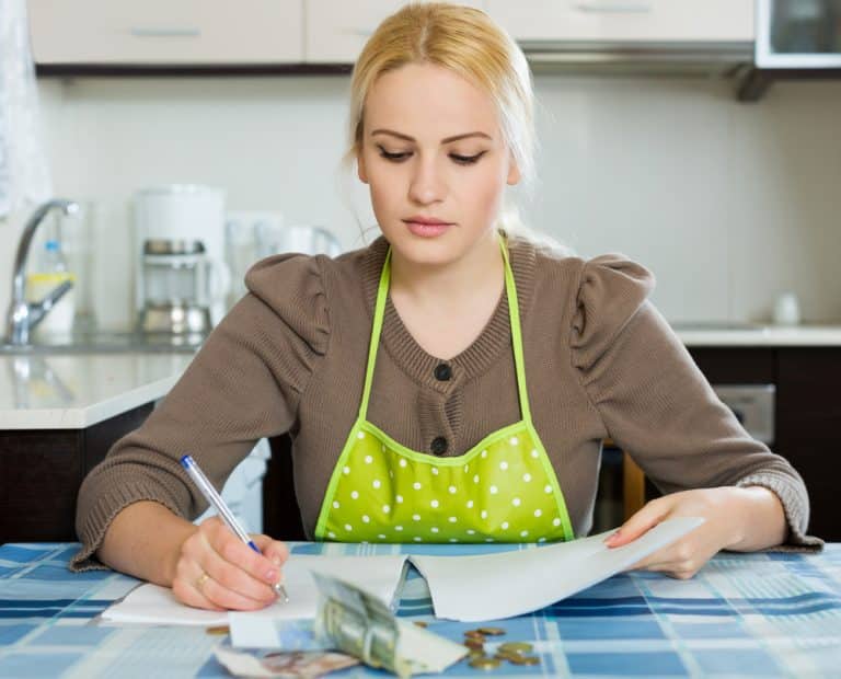 Aggiornate le retribuzioni di colf e bandati. Più soldi in busta paga per il lavoro domestico nel 2021, adeguati i minimi retributivi.