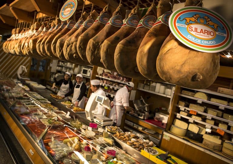 Lavoro in un supermercato: i diritti di chi è vegetariano e i licenziamenti illegittimi