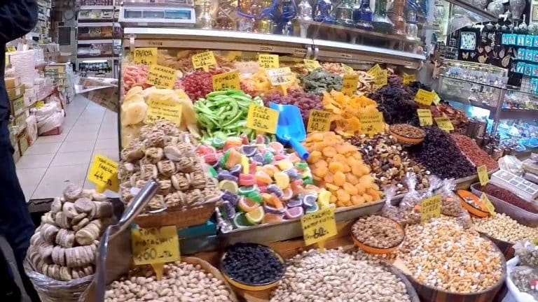 Lira turca a un cambio di 5,55 contro il dollaro USA, ai massimi da 4 mesi. Nemmeno l'accelerazione dell'inflazione a luglio sta per ora mettendo in allarme il mercato.