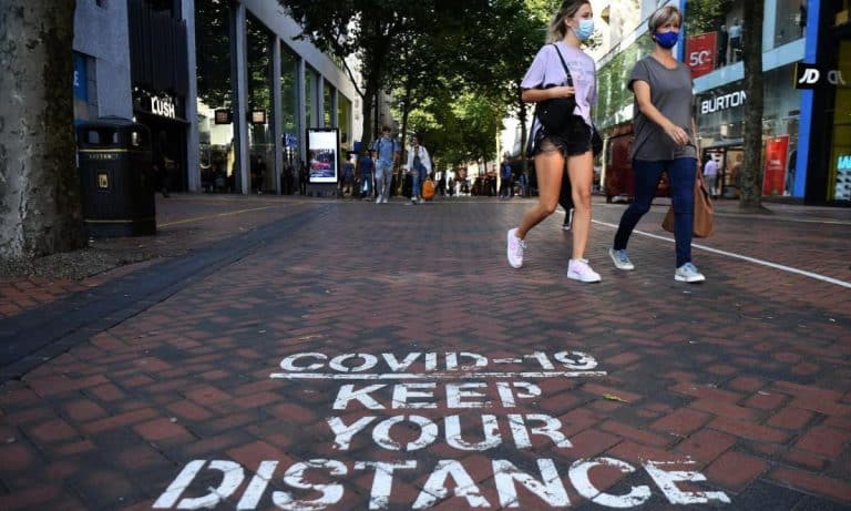 L'OMS raccomanda la quarantena di 14 giorni per i positivi al Covid e nota con timore l'impennata dei contagi in Europa, paventando nuovi lockdown.