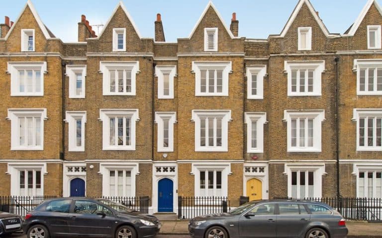 Prezzi delle case a Londra in lieve calo, eppure restano altissimi, tanto che gli inquilini spenderebbero mediamente metà del loro stipendio per l'affitto.