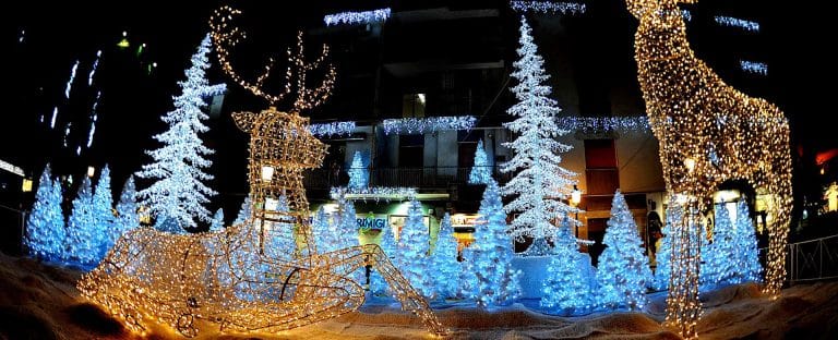 Ecco tutte le info sui percorsi, il prezzo dei biglietti e dove dormire per poter gustare appieno le Luci d’artista Salerno 2016-2017.