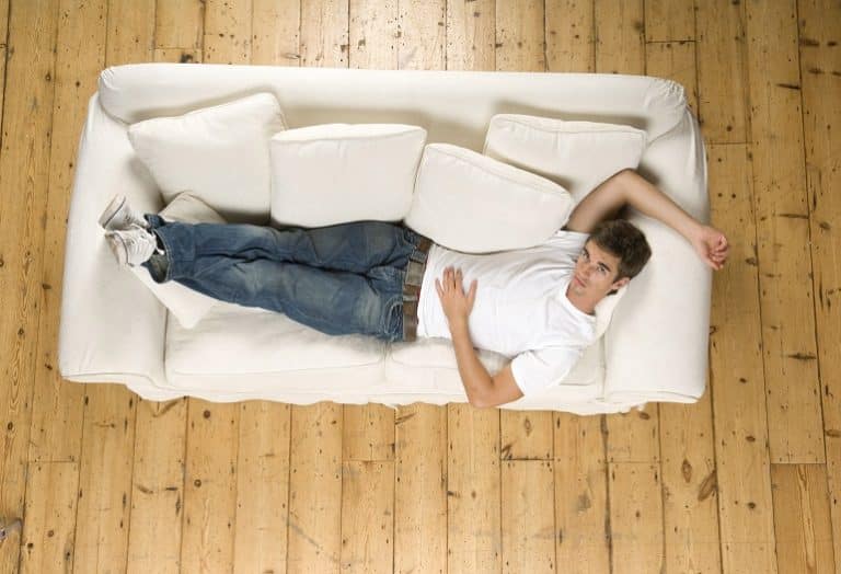 Laurea triennale e rifiuto del primo lavoro non esonerano il genitore dall'obbligo di mantenimento del figlio: ecco cosa dice la sentenza