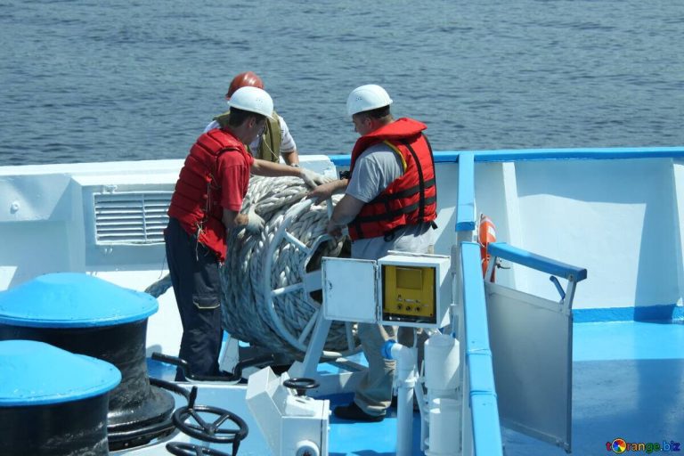 Bonus di 600 euro anche per i lavoratori marittimi e sportivi. Le novità contenute nel decreto di Agosto. Come presentare la domanda.