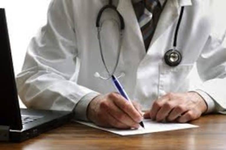 Doveri e compiti del medico di base. Dalle visite ambulatoriali a quella a domicilio, reperibilità e assistenza degli assistiti.