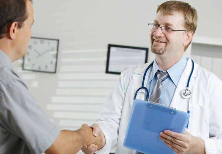 Studi del medico di famiglia aperti a chi percepisce il reddito di cittadinanza e IVA scontata al 4% per macchinari di piccola diagnostica: le richieste.