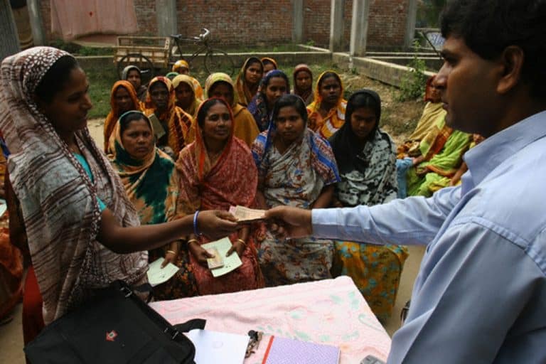 Cos'è il microcredito, che rappresenta nei paesi poveri una valida e concreta alternativa al credito bancario tradizionale.