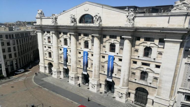 Lo scontro tra Italia e Olanda su Eurobond e MES ha acceso i riflettori sul modello economico-finanziario di Amsterdam, accusato di sottrarre gettito fiscale ai partner dell'area, Roma compresa.