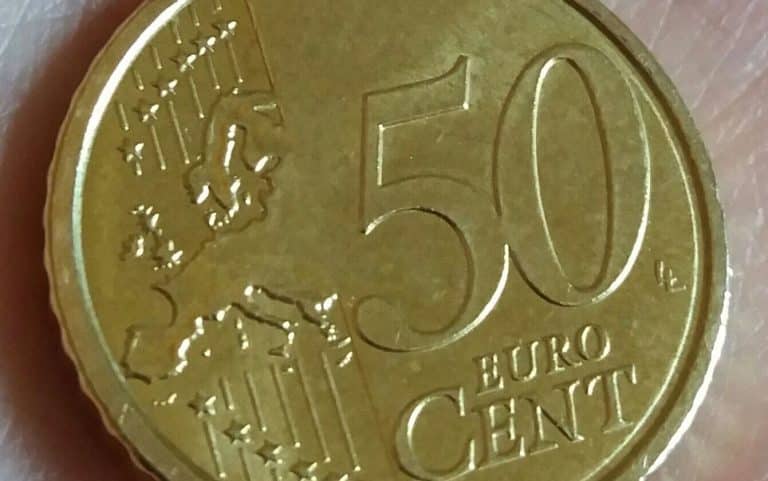 Monete da 50 centesimi da collezione: è corsa alla ricerca tra gli italiani ma gli esperti mettono in guardia. Non è così facile piazzarle e occhio alle bufale.