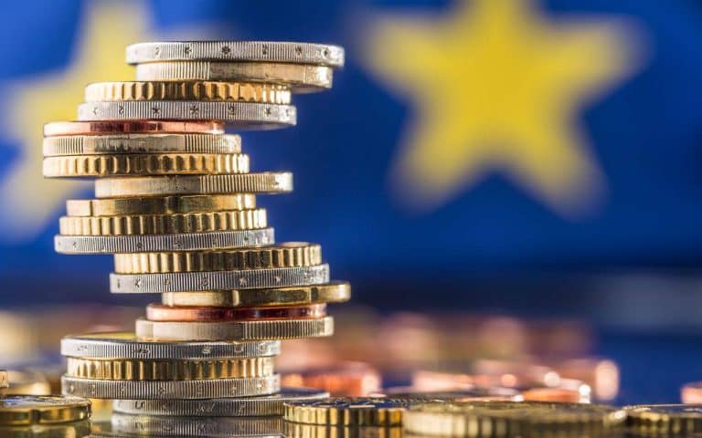 I Certificati di credito fiscali proposti dal Movimento 5 Stelle ricalcano i "mini-bot" di Claudio Borghi e segnalano la volontà di parte della maggioranza di continuare a puntare sull'uscita dall'euro.