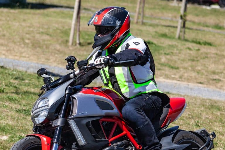 Coloro che possiedono una moto possono ottenere il reddito di cittadinanza oppure no? Ecco come funziona e i limiti da rispettare.