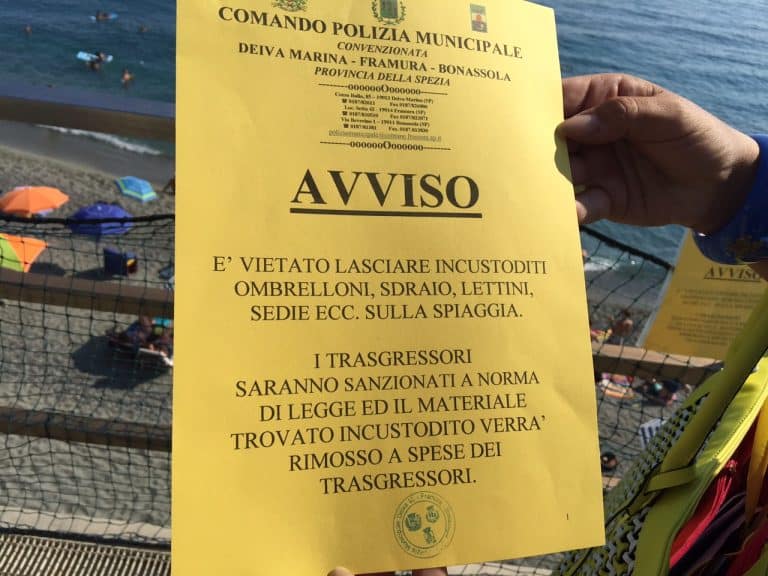 Stretta sui furbetti dell'ombrellone che vogliono accaparrarsi sempre il posto migliore in prima fila, a costo di prendere una multa.
