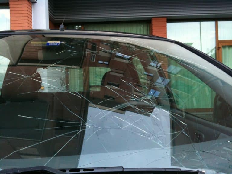 Circolare con il parabrezza scheggiato può esporre al rischio di una multa o è una bufala? Ecco che cosa sapere.