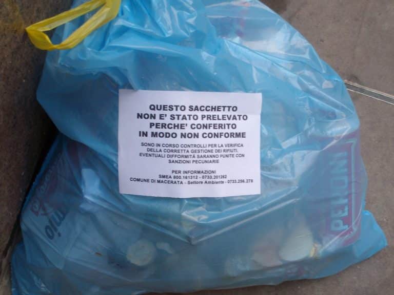 Sacchetti spazzatura non ritirati: come scoprono chi ha sbagliato la raccolta.