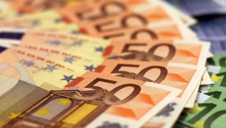 Il social network italiano AmicoPolis permetteva ai nuovi iscritti di comprare pacchetti d'investimento, con la promessa di un rendimento fuori mercato.