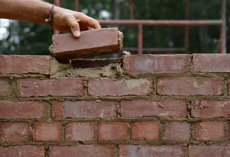 Ristrutturazione prima casa: conviene il mutuo o il prestito? Preventivi con interessi, tempistiche, documenti necessari e condizioni a confronto: la nostra inviata si reca alle Poste.