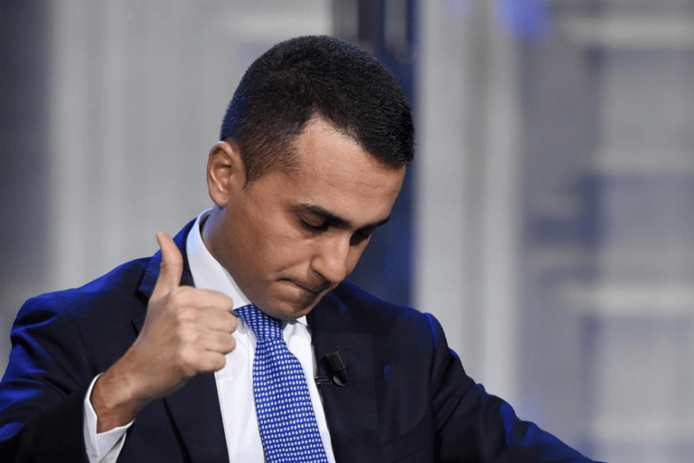 Si al vino ma no ai superalcolici, si ai cellulari ma non a Netflix: ecco che cosa si può comprare con il reddito di cittadinanza e quali spese sono vietate.