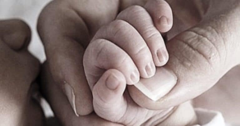 Neonato che piange tutta la notte: regole in condominio. Che cosa si può fare per tutelare il proprio diritto al riposo notturno.