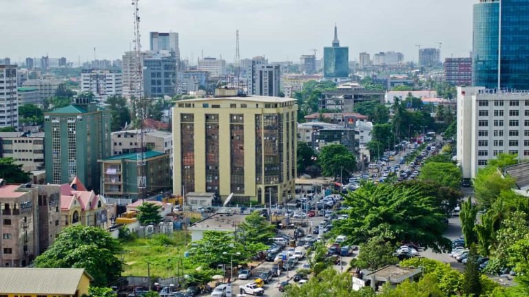 Capitali intrappolati in Nigeria, dove la banca centrale vigilia sul livello minimo delle riserve valutarie e i rendimenti sovrani a breve termine sono colati a picco.