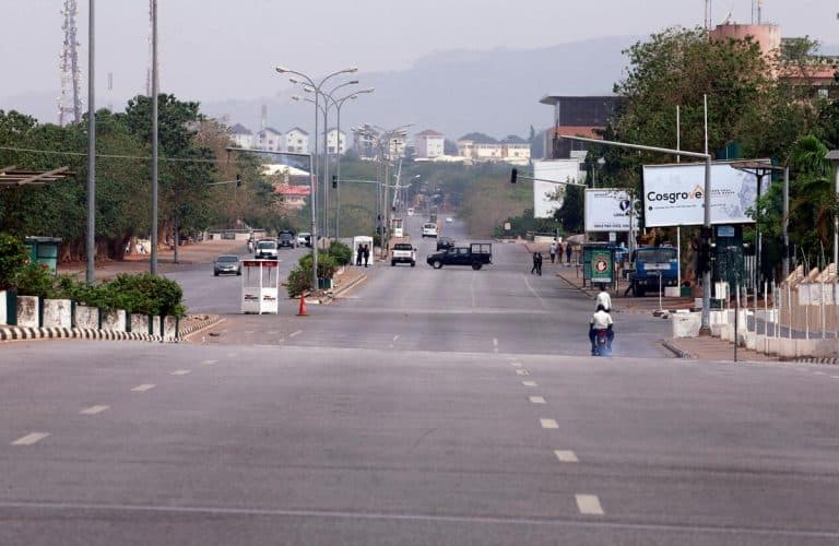 Il crollo delle quotazioni petrolifere mette in ginocchio le casse statali della Nigeria, che ha già ricevuto aiuti dal Fondo Monetario Internazionale. I rendimenti dei suoi bond in dollari restano poco appetibili, pur essendo altissimi.