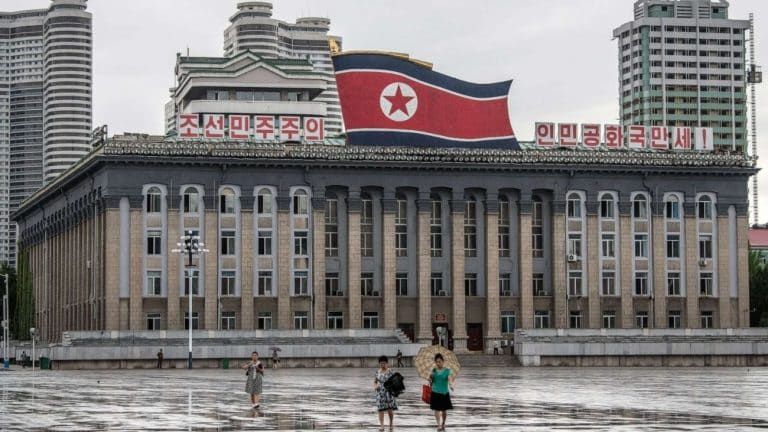 Pyongyang ha emesso obbligazioni in dollari e la notizia, pur non ufficiale, segnerebbe un passo storico verso la normalità dello stato eremita. Purtroppo, non sembra affatto che sia così.