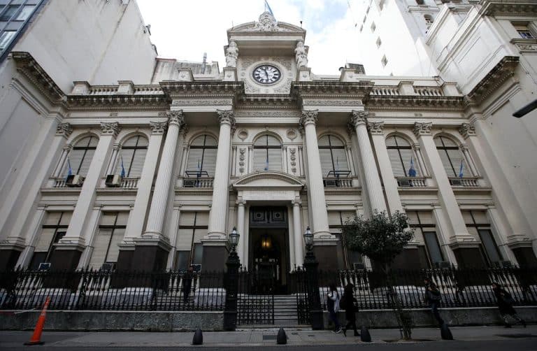 Creditori dell'Argentina in tensione sulla nuova scadenza fissata a oggi dalla provincia di Buenos Aires per trovare un accordo di ristrutturazione del bond 2021. Tra gli obbligazionisti regna la diffidenza.