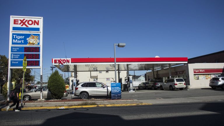 Exxon Mobil ha emesso obbligazioni a tasso fisso e altre a tasso variabile, in entrambi i casi in dollari. Vediamo le principali caratteristiche e cerchiamo di capire quali presenterebbero maggiori opportunità.