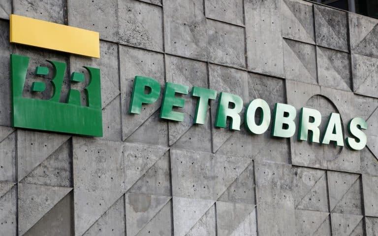 La compagnia petrolifera brasiliana ha emesso con successo un bond in due tranche per 3,25 miliardi su scadenze lunghe, nel pieno della tempesta che sta travolgendo il comparto in tutto il mondo.