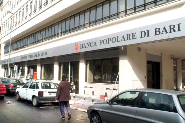 Azioni e obbligazioni della Banca Popolare di Bari sono state sospese dalle contrattazioni. L'istituto potrebbe essere a breve oggetto di un salvataggio pubblico.