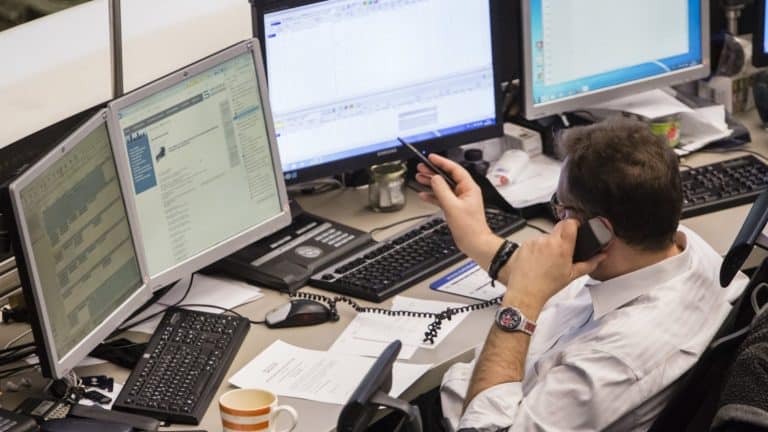 Le obbligazioni "spazzatura" stanno diventando più rischiose, ma il mercato pretende rendimenti minori su di esse, un controsenso che lascia perplessi e che espone gli investitori a un grosso azzardo.