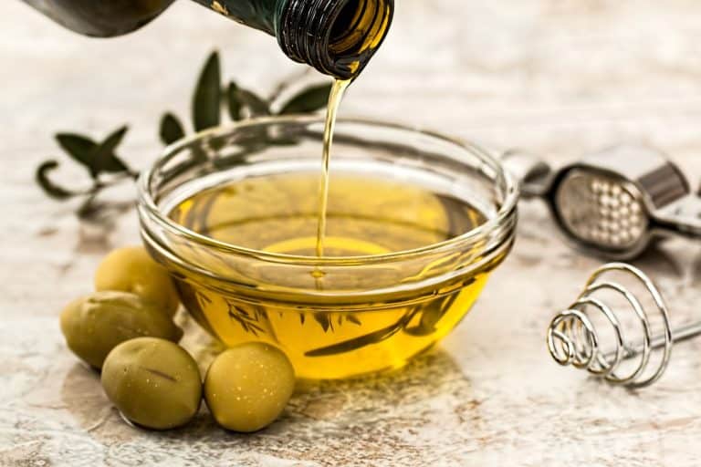L'olio di semi veniva alterato con l'aggiunta di betacarotene e clorofilla, in modo da renderlo quanto più simile all'olio extravergine di oliva.