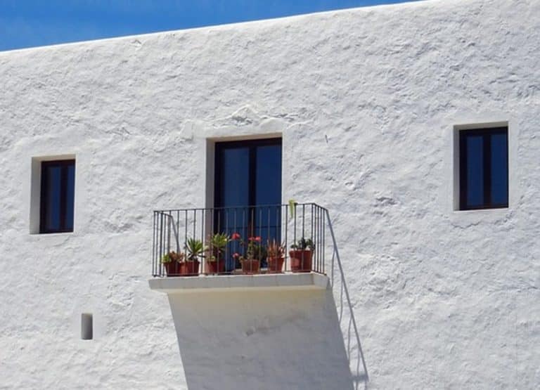 Tassa sui balconi: bufala o rischio reale? Facciamo chiarezza sull'ombra del nuovo canone!