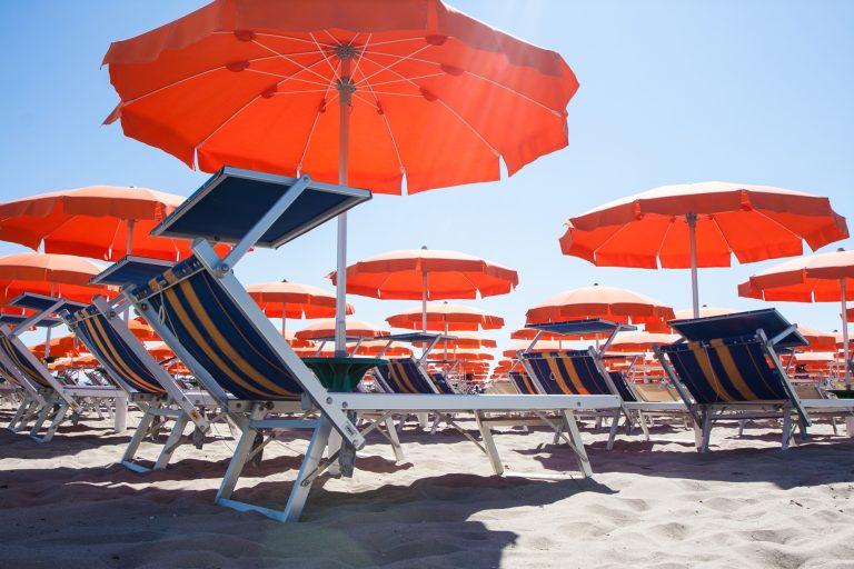 Nuovo bonus mamme per l'estate: chi partorisce ha diritto all'ombrellone in spiaggia gratis per due estati. Ecco dove e come richiederlo.