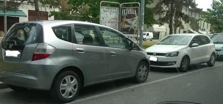 Multa in caso di parcheggio contromano: facciamo chiarezza sul tipo di sanzione a cui si va incontro e dove parcheggiare l’auto in una strada a doppio senso e senso unico.