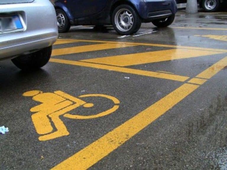Parcheggiare nel posto del disabile è reato: a dirlo è una recente sentenza della Corte di Cassazione.