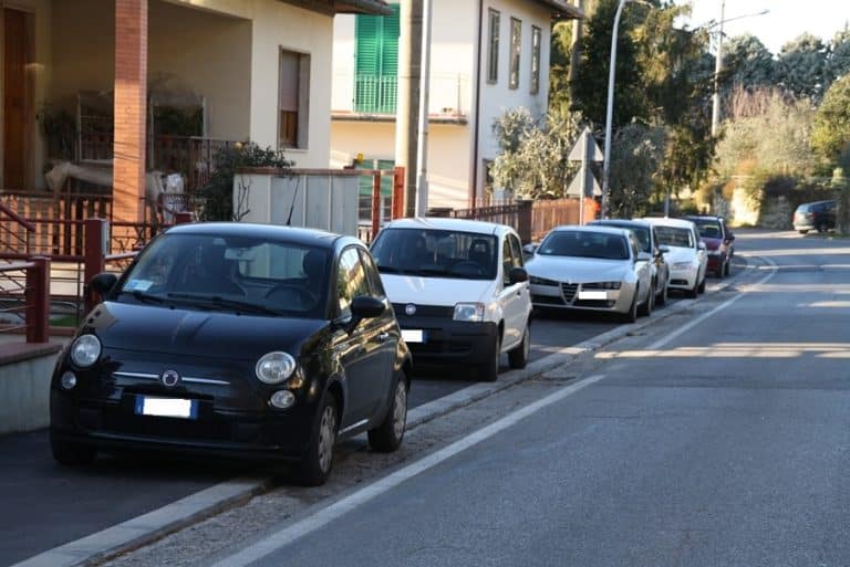 Parcheggio marciapiede: non sempre la multa è legittima. Ecco quando si può contestare e in che modo
