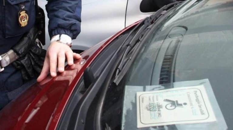La macchina con tagliando disabili rischia la multa se parcheggia in doppia fila? Il caso e la sentenza che ci aiutano a fare chiarezza.