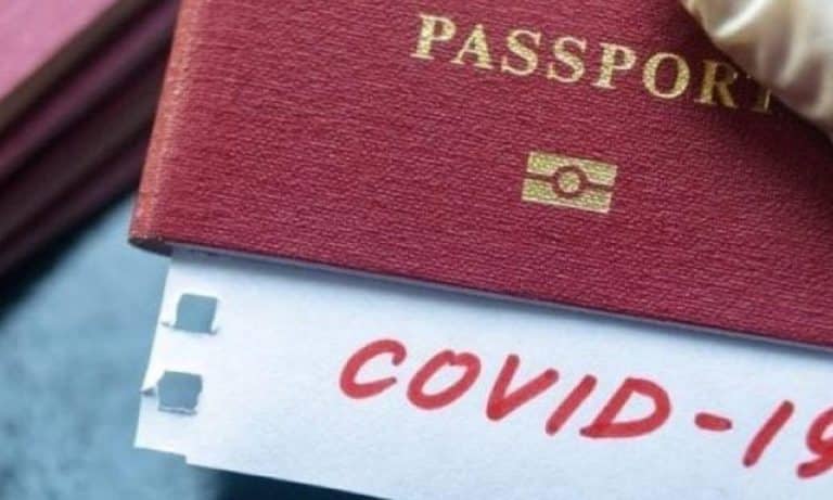 Si fa largo l’idea di introdurre un passaporto sanitario per andare in vacanza. Il governo frena. I pro e i contro del lasciapassare anti Covid.