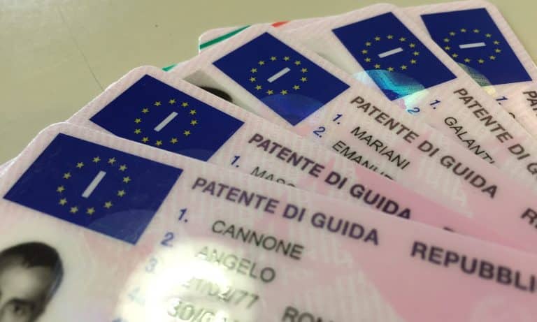 Le patenti scadute o in scadenza conservano validità per sette mesi. Anche i fogli rosa restano validi oltre la scadenza per sostenere l’esame.