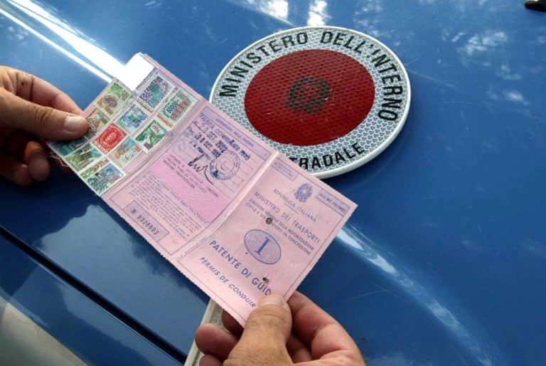 Il giro di vite sulla sicurezza stradale obbliga la revisione della patente per chiunque abbia commesso, nell’arco di 12 mesi, tre infrazioni che comportino la decurtazione di un minimo di 5 punti.