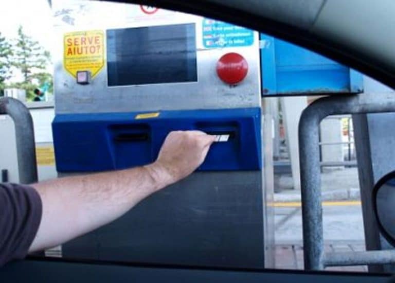 Si può partire in vacanza con la carta del reddito di cittadinanza e pagare il casello autostradale?