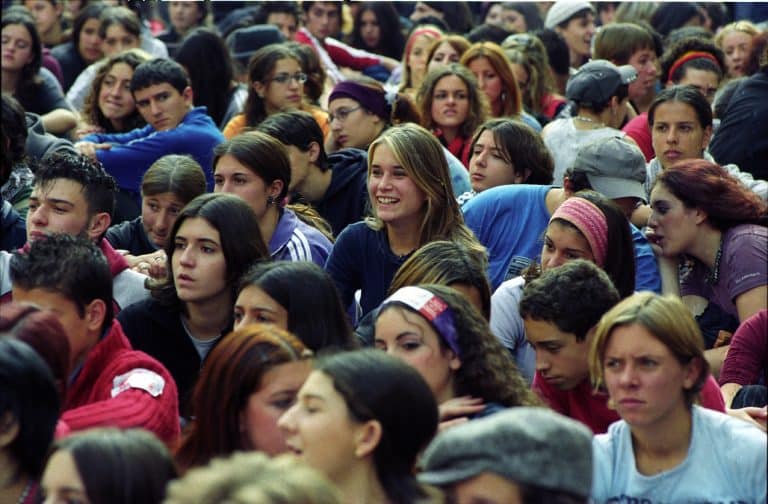 I giovani in Italia iniziano a lavorare più tardi e la pensione arriva prima che nel resto dell'area OCSE, con la conseguenza che il sistema previdenziale non si regge più in piedi e genera iniquità tra generazioni.